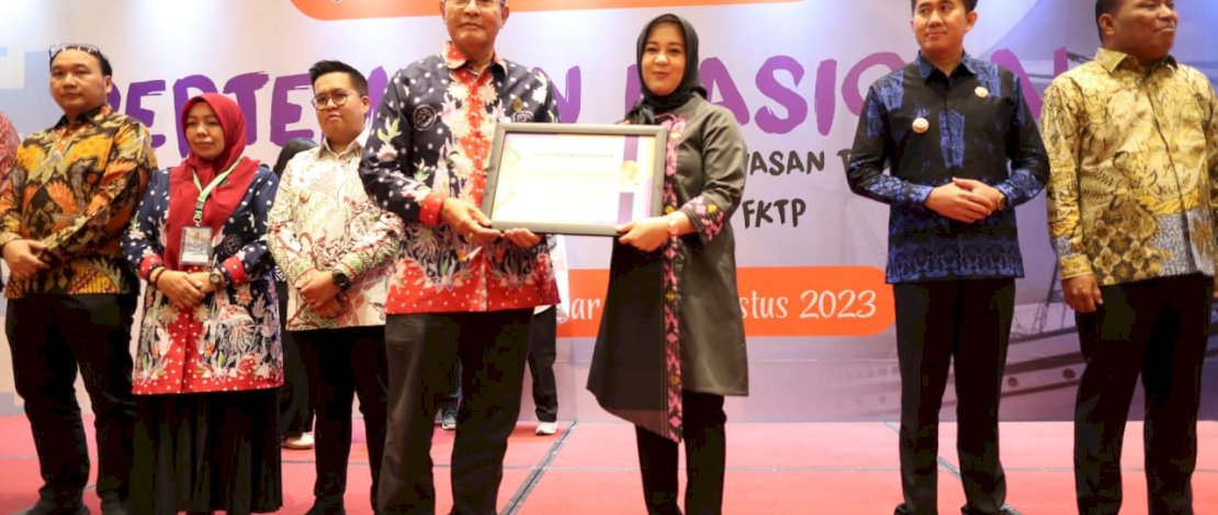 Pertemuan Nasional Adinkes, Fatmawati Rusdi Terima Penghargaan atas Dukungan Penanggulangan ATM