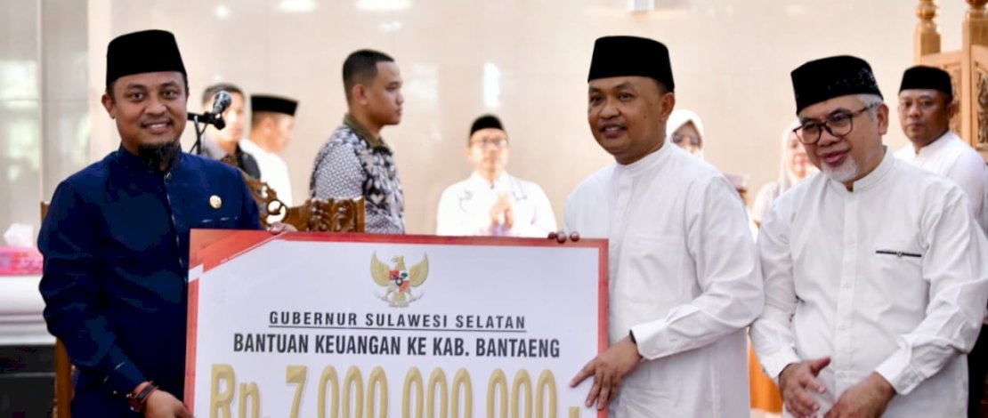 Bantu Keuangan Bantaeng, Gubernur Andi Sudirman Kembali Gelontorkan Rp 7 Miliar Bantu Keuangan Bantaeng, Gubernur Andi Sudirman Kembali Gelontorkan Rp 7 Miliar