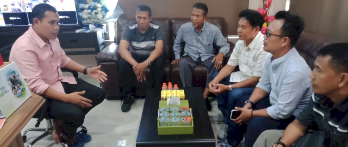 Pengurus Persatuan Bulutangkis Seluruh Indonesia (PBSI) Kota Makassar melakukan audiensi ke Sekretariat KONI Kota Makassar, Selasa, 1 Agustus 2023.