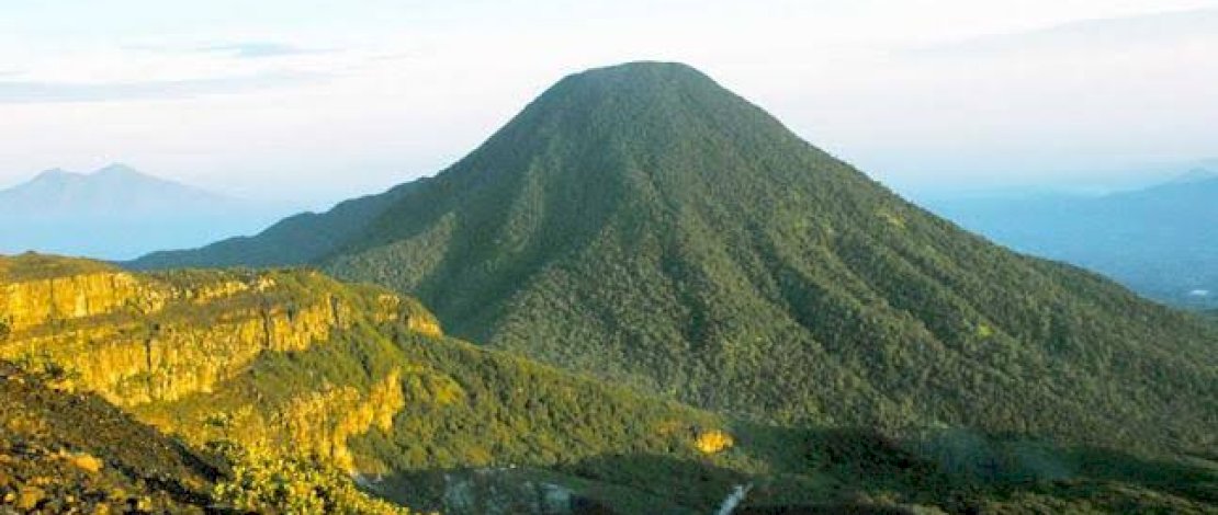 Pendaki Wajib Hari-hati! Puncak Gede Pangrango Diselimuti Es 