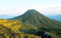 Pendaki Wajib Hari-hati! Puncak Gede Pangrango Diselimuti Es 