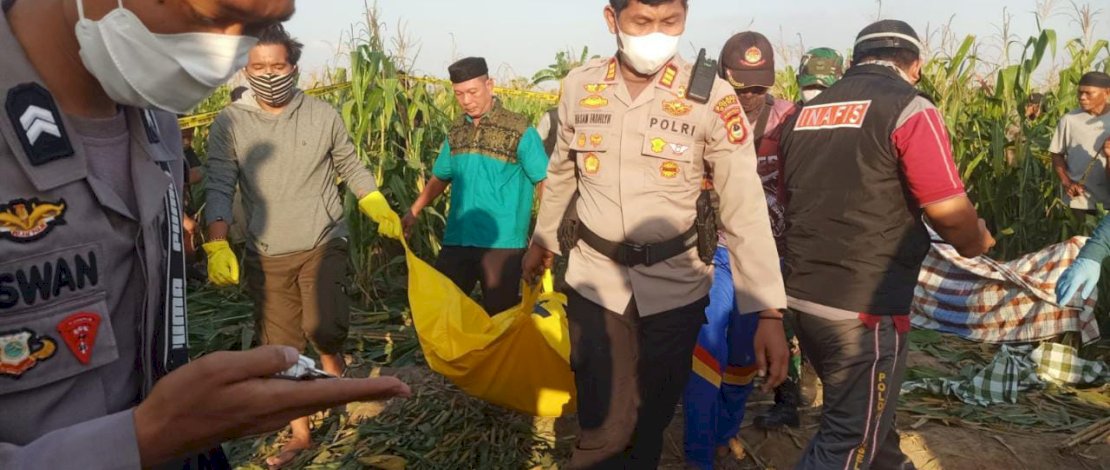 Pihak kepolisian mengevakuasi mayat wanita di gowa yang nekat akhiri hidup karena terlilit hutang