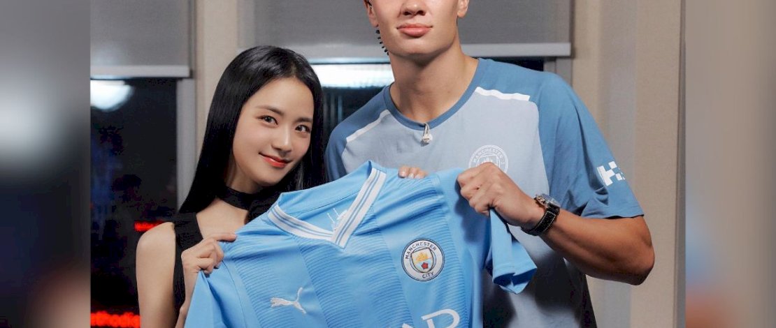 Jisoo Blackpink berpose dengan  Erling Haaland (dok: Instagram Halland)