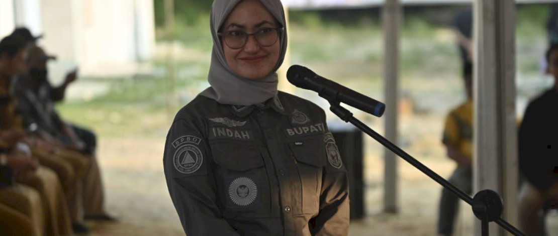 Bupati Luwu Utara, Indah Putri Indriani menyampaikan sambutan dalam upacara penyerahan hunian bagi 965 penyintas banjir bandang di luwu utara