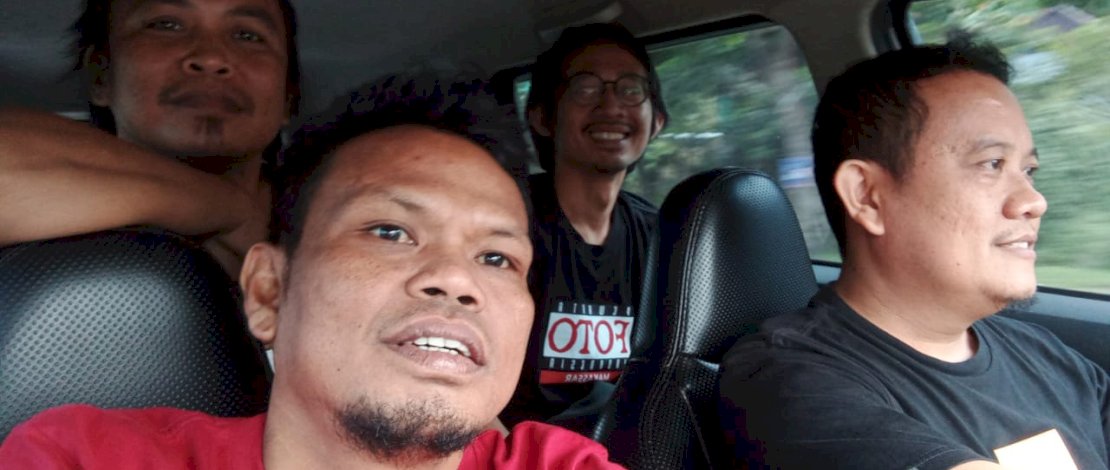 Abhriawan Abhe (baju merah) semasa hidupnya saat dalam perjalanan menuju Parepare untuk meliput pertandingan PSM Makassar di babak final BRI Liga 1 2022