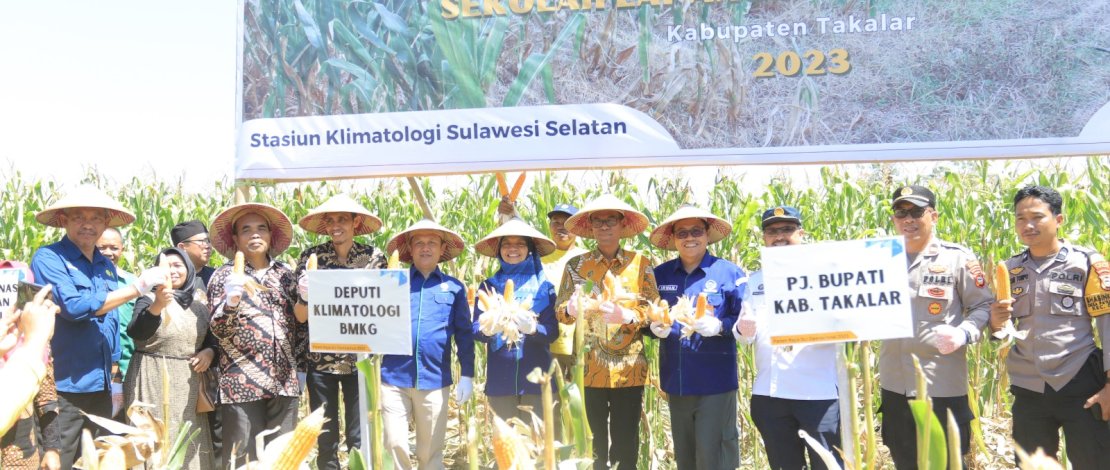 Panen raya Sekolah Lapang Iklim (SLI) yang berlangsung di BPP Galesong, Kecamatan Galesong. Panen raya Sekolah Lapang Iklim (SLI) yang berlangsung di BPP Galesong, Kecamatan Galesong.