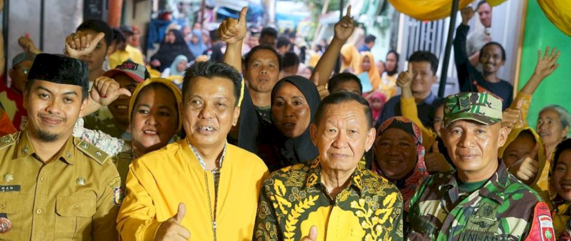 Anggota DPR RI Fraksi Partai Golkar Hamka B Kady menyapa warga yang tinggal di permukiman padat penduduk di Kelurahan Pannampu, Kecamatan Tallo, Kota Makassar.