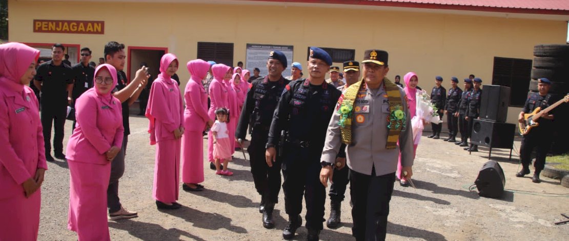 Kapolda Sulawesi Selatan, Irjen Pol Drs Setyo Boedi Moempuni Harso, SH., M.Hum, beserta Ketua Bhayangkari Daerah Sulawesi Selatan, Yuni Setyo Boedi, hari Kamis (3/8/2023) melakukan kunjungan kerja ke wilayah hukum Polres Bone. Kapolda Sulawesi Selatan, Irjen Pol Drs Setyo Boedi Moempuni Harso, SH., M.Hum, beserta Ketua Bhayangkari Daerah Sulawesi Selatan, Yuni Setyo Boedi, hari Kamis (3/8/2023) melakukan kunjungan kerja ke wilayah hukum Polres Bone.