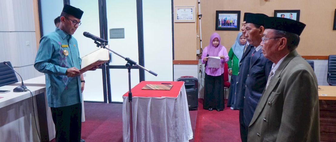 Penjabat (Pj.) Bupati Takalar, Dr. Setiawan Aswad mengukuhkan 5 pengurus Dewas Pendidikan Kabupaten Takalar untuk masa bakti 2023-2026