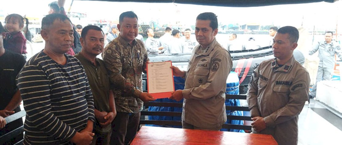 Proses penyerah delapan nelayan asal Indonesia kepada pihak Badan Keamanan Laut Republik Indonesia.