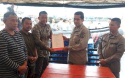 Hanyut Sampai ke Malaysia, Delapan Nelayan Diserahkan ke Badan Keamanan Laut RI