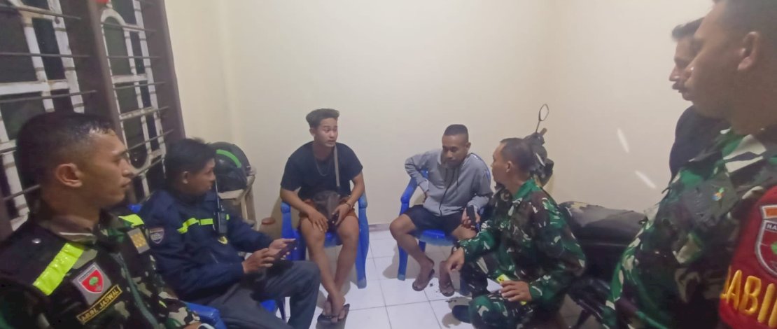 TNI Gadungan Stanley saat diinterogasi di markas TNI TNI Gadungan Stanley saat diinterogasi di markas TNI