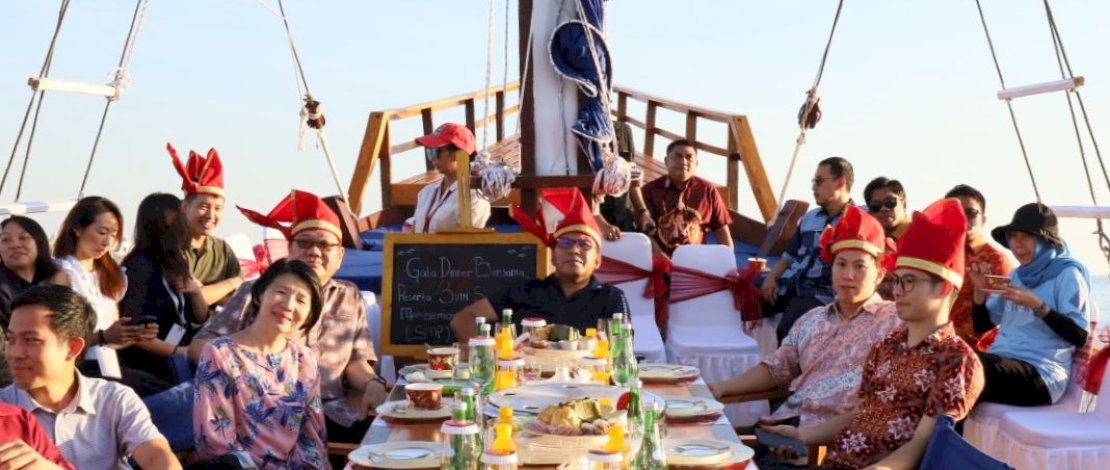 Danny Pomanto Bangun Keakraban dengan Pejabat Singapura di Atas Kapal Phinisi