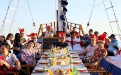 Danny Pomanto Bangun Keakraban dengan Pejabat Singapura di Atas Kapal Phinisi