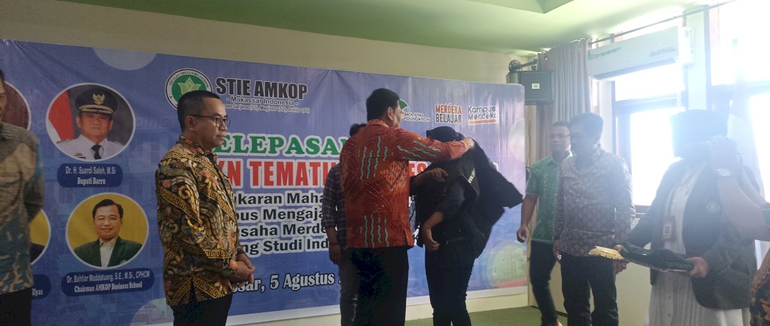Bupati Barru, Suardi Saleh memasangkan rompi KKN kepada perwakilan peserta KKN STIE Amkop Bupati Barru, Suardi Saleh memasangkan rompi KKN kepada perwakilan peserta KKN STIE Amkop