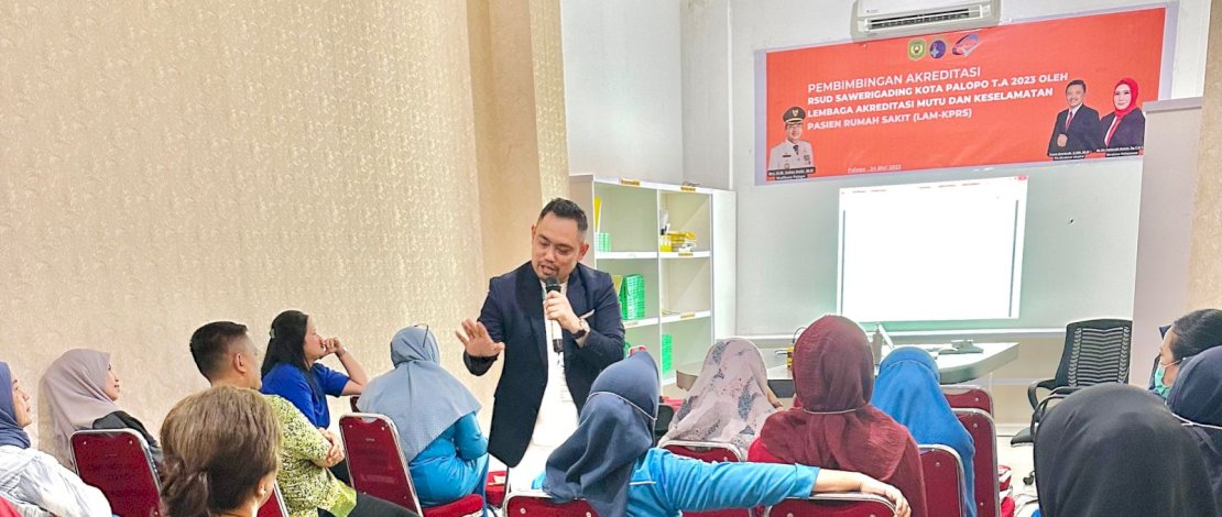 Pengusaha muda sekaligus konsultan keuangan, H Hardiman J Saing Rewa SE MM, berbagi pengetahuan manajemen dan pengelolaan keuangan kepada bidan dan perawat, di RSUD Sawerigading Kota Palopo, Sabtu, 5 Agustus 2023.