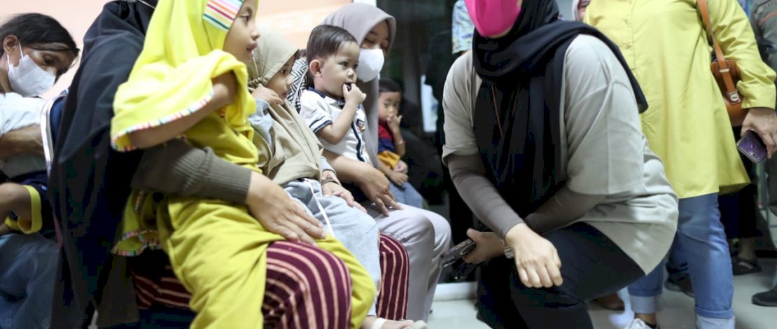 Wakil Wali Kota Makassar, Fatmawati Rusdi, menyalurkan bantuan makanan tambahan di dua Puskesmas, yakni Puskesmas Tamamaung dan Puskesmas Pampang, Sabtu, 5 Agustus 2023.