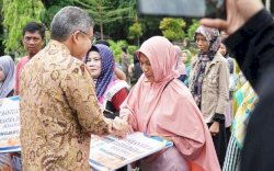 Walikota Parepare Salurkan Bantuan Beras Masyarakat Pra Sejahtera 