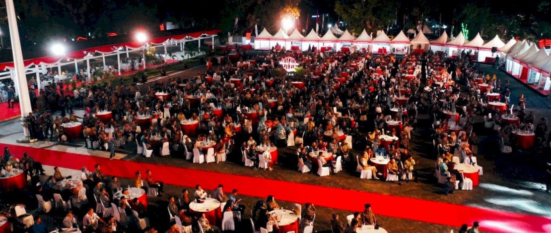 Lebih dari 2.000 Kepala Desa dan Kepala Lembang se Sulsel menghadiri Gala Dinner Peningkatan Kapasitas Pengelolaan Keuangan Desa di Lapangan Rujab Gubernur, Sabtu, 5 Agustus 2023.