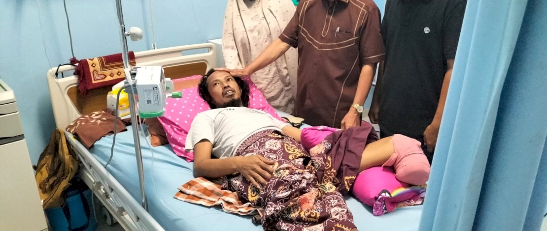 Wakil Bupati Kepulauan Selayar Saiful Arif dan Pimpinan Baznas Leonardo Marsondang Siregar selaku Wakil Ketua II Bidang Pendistribusian dan Pendayagunaan, membesuk Junaedi di Pelayanan Jantung Terpadu (PJT) Rumah Sakit Regional dr Wahidin Sudirohusodo, Makasssar, Minggu, 6 Agustus 2023.