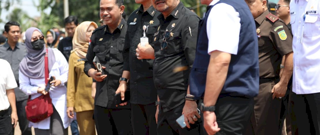 Mentan SYL saat meninjau tanam padi perdana Gerakan Nasional El Nino di Desa Pelabuhan Dalam, Kecamatan Pemulutan, Kabupaten Ogan Ilir, Sumsel, Senin, 7 Agustus 2023. Mentan SYL saat meninjau tanam padi perdana Gerakan Nasional El Nino di Desa Pelabuhan Dalam, Kecamatan Pemulutan, Kabupaten Ogan Ilir, Sumsel, Senin, 7 Agustus 2023.