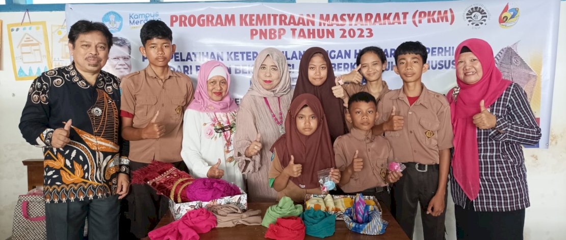 Tim PKM Jurusan PKh FIP UNM Bekali ABK di SLBN Polewali dengan Wawasan Kewirausahaan