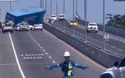 Ternyata ini Penyebab  Truk Kontainer di Tol Layang Makassar Terbalik