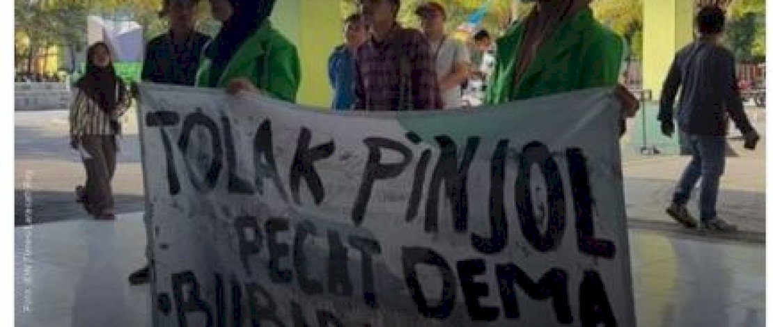 Aliansi Mahasiswa Independen Universitas Islam Negeri (UIN) Raden Mas Said Surakarta. melakukan aksi protes menolak pewajiban pendaftaran pinjol untuk mahasiswa baru