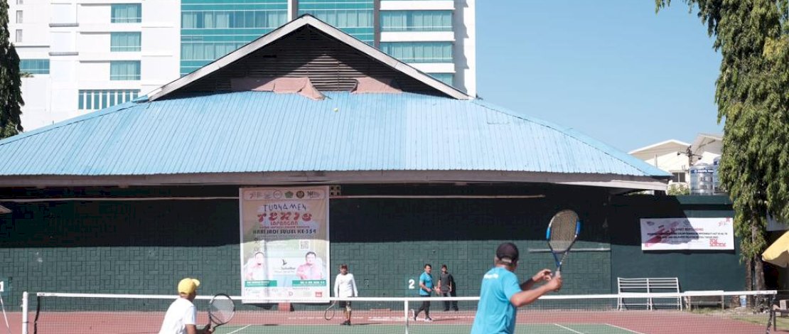Turnamen tenis lapangan dalam rangka HUT Sulsel dan HUT Kemerdekaan RI, di lapangan tenis Pascasarjana Universitas Negeri Makassar (UNM), Jl. Landak Makassar, Selasa, 8 Agustus 2023. 
