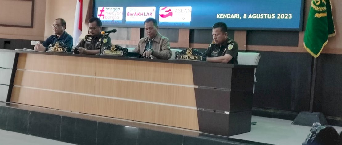 PPNS Kanwil DJP Sulselbartra bersama Korwas Polda Sultra 
menyerahkan tanggung jawab penanganan tersangka pelaku dan barang bukti tindak pidana di bidang perpajakan kepada Kejati Sultra, Selasa, 8 Agustus 2023.