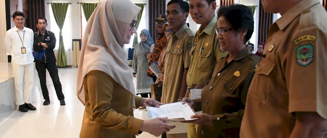 Bupati Lutra Serahkan SK Pensiun ke 33 PNS BUP 