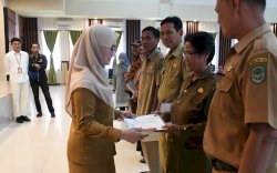 Bupati Lutra Serahkan SK Pensiun ke 33 PNS BUP 