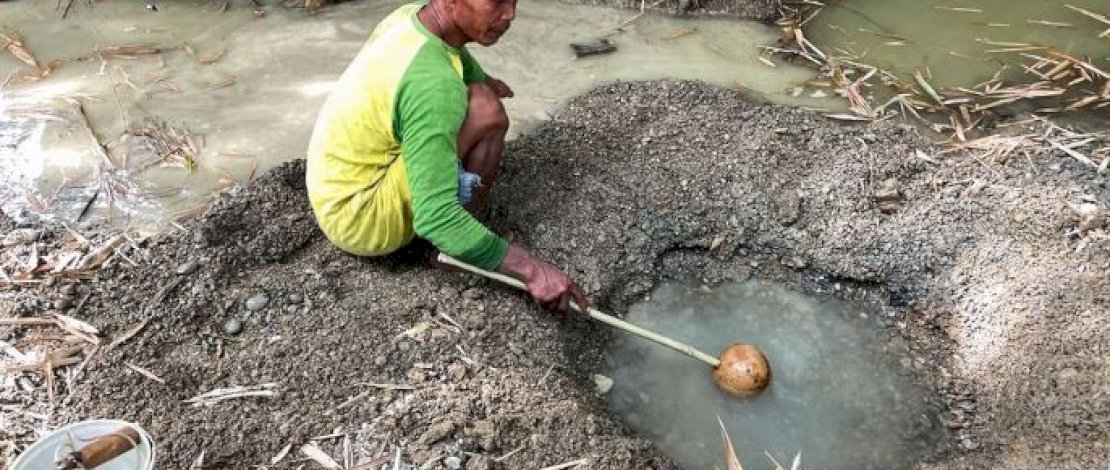 Warga Karanganyar menggali dasar sungai yang kering untuk mendapatkan air bersih (dok: reuters)