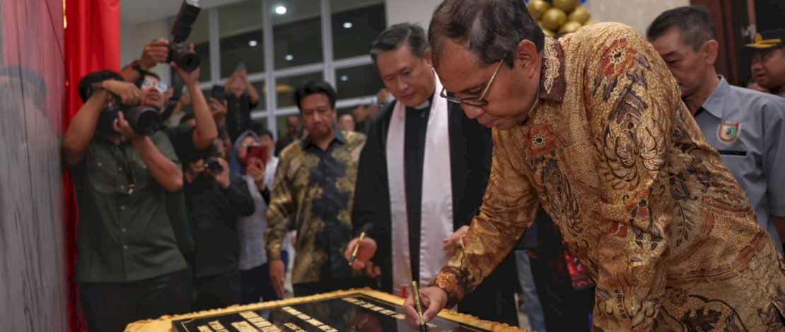 Wali kota Makassar,Danny Pomanto meresmikan Penahbisan Gedung dan menghadiri HUT ke-95 Gereja Kebangunan Kalam Allah Indonesia (GKKA) Jemaat Makassar, Jl Banda, Selasa,8 Agustus 2023.