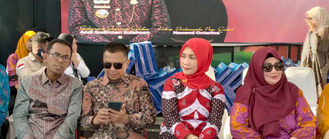 Bupati Kepulauan Selayar Muh Basli Ali bersama Ketua Dewan Kerajinan Nasional Daerah (Dekranasda) sekaligus Ketua Tim Penggerak PKK Andi Dwiyanti Musrifah Basli, menghadiri Expo Dekranasda Sulsel Kreatif Andalan  2023, di Kabupaten Wajo.