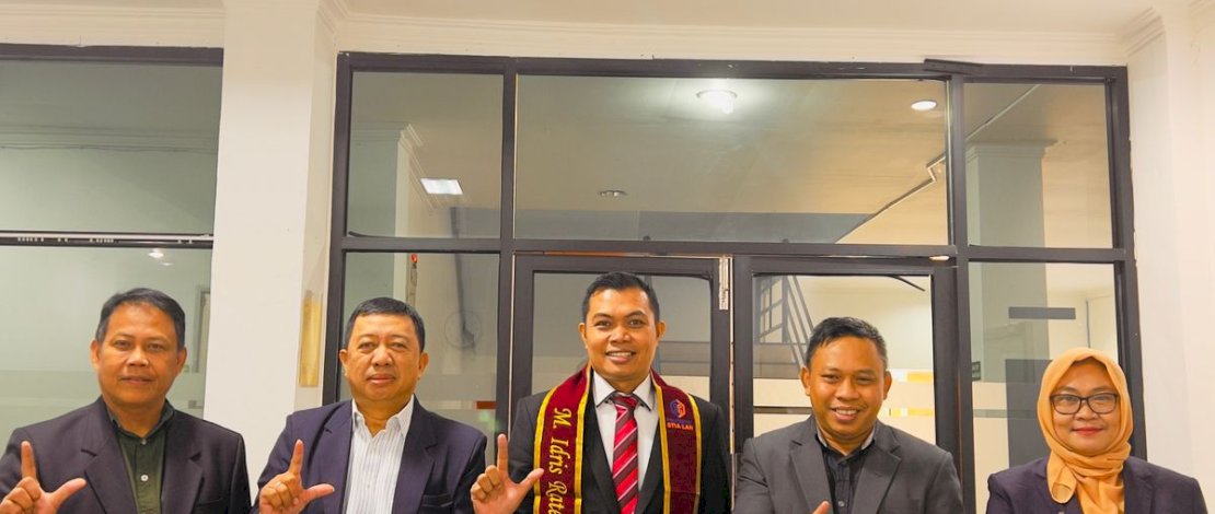 Muhammad Idris Rate foto bersama dengan para penguji usai melakukan ujian untuk mendapatkan gelar master di STIA LAN Makassar. Muhammad Idris Rate foto bersama dengan para penguji usai melakukan ujian untuk mendapatkan gelar master di STIA LAN Makassar.