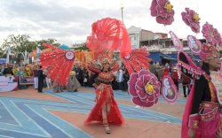 Kontingen Makassar Meriahkan Pawai Karnaval Expo Dekranasda Sulsel 2023 di Wajo