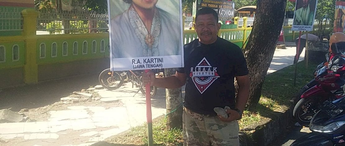 Sebanyak 16 gambar pahlawan nasional terlihat terpajang dengan indah di depan SD Katokkoan, Luwu Utara. Sebanyak 16 gambar pahlawan nasional terlihat terpajang dengan indah di depan SD Katokkoan, Luwu Utara.