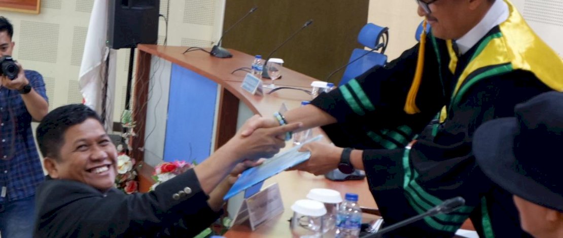 Kepala Badan Penanggulangan Bencana Daerah Provinsi Sulawesi Selatan (BPBD Sulsel), Amson Padolo, resmi bergelar doktoral. Kepala Badan Penanggulangan Bencana Daerah Provinsi Sulawesi Selatan (BPBD Sulsel), Amson Padolo, resmi bergelar doktoral.