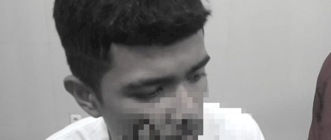 Pemuda bernama Muh Rifai (17 tahun) menjadi korban penyerangan oleh OTK di depan rumahnya saat sedang santai.