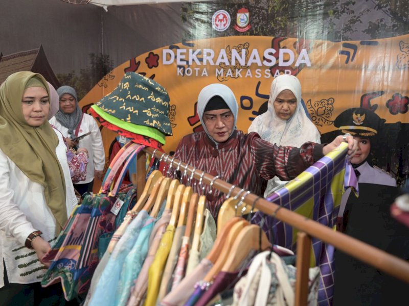 Hadiri Expo Dekranasda Sulsel di Wajo, Indira Yusuf Ismail Sambangi Booth Dekranasda Makassar