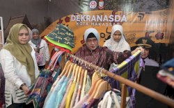 Hadiri Expo Dekranasda Sulsel di Wajo, Indira Yusuf Ismail Sambangi Booth Dekranasda Makassar