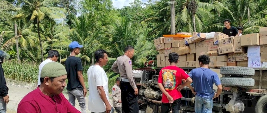 Truk merk Dyna warna merah dengan nopol DW 8863 BP tersebut terbalik dan nyaris jatuh ke jurang di lokasi pembangunan jembatan Desa Passippo.