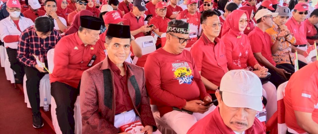 Wakil Bupati Kepulauan Selayar, Saiful Arif, menghadiri Gerakan Nasional Penyerahan 10 Juta Bendera Merah Putih, di Tanjung Bira, Bulukumba, Jumat, 11 Agustus 2023.