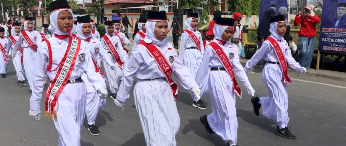 Pasukan lomba baris-berbaris SDN Samata yang formasinya 100 persen perempuan
