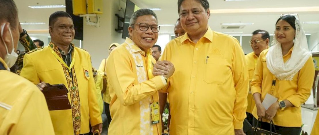 Ketua Golkar Sulsel Taufan Pawe (kacamata) bersama ketua Golkar Pusat, Airlangga Hartarto Ketua Golkar Sulsel Taufan Pawe (kacamata) bersama ketua Golkar Pusat, Airlangga Hartarto