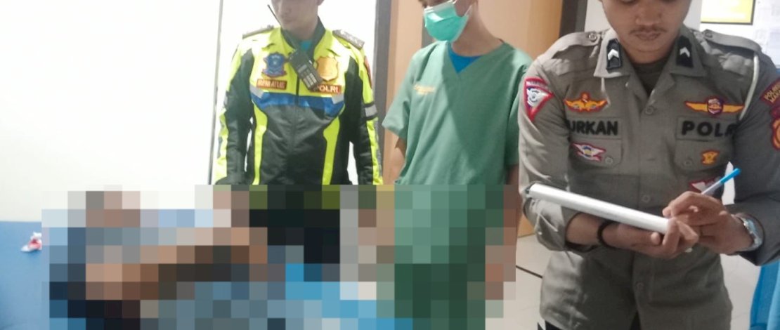 Korban kecelakaan lalu lintas tewas akibat menabrak bus Manninasata di Makassar Korban kecelakaan lalu lintas tewas akibat menabrak bus Manninasata di Makassar