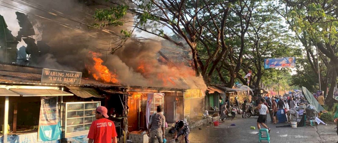 Sejumlah warung makan di sekitar GOR Sudiang, Jalan Pajaiyang, Makassar, terbakar, Senin, 14 Agustus 2023. Sejumlah warung makan di sekitar GOR Sudiang, Jalan Pajaiyang, Makassar, terbakar, Senin, 14 Agustus 2023.
