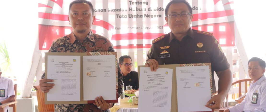 Bupati H. Muh. Basli Ali dan Kepala Kejaksan Negeri (Kajari) Kabupaten Kepulauan Selayar, Hendra Syarbaini, S.H., M.H., saat penandatanganan MoU, di Sunari Beach And Resto, Bontosikuyu - Selayar pada Senin, 14 Agustus 2023.
