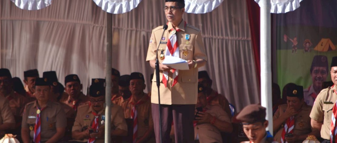 Wakil Bupati Kepulauan Selayar, Saiful Arif, yang juga Ketua Kwartir Cabang (Kwarcab) Gerakan Pramuka bertindak sebagai Pembina Upacara pada Apel HUT Pramuka ke-62, di Kecamatan Buki, Senin, 14 Agustus 2023.